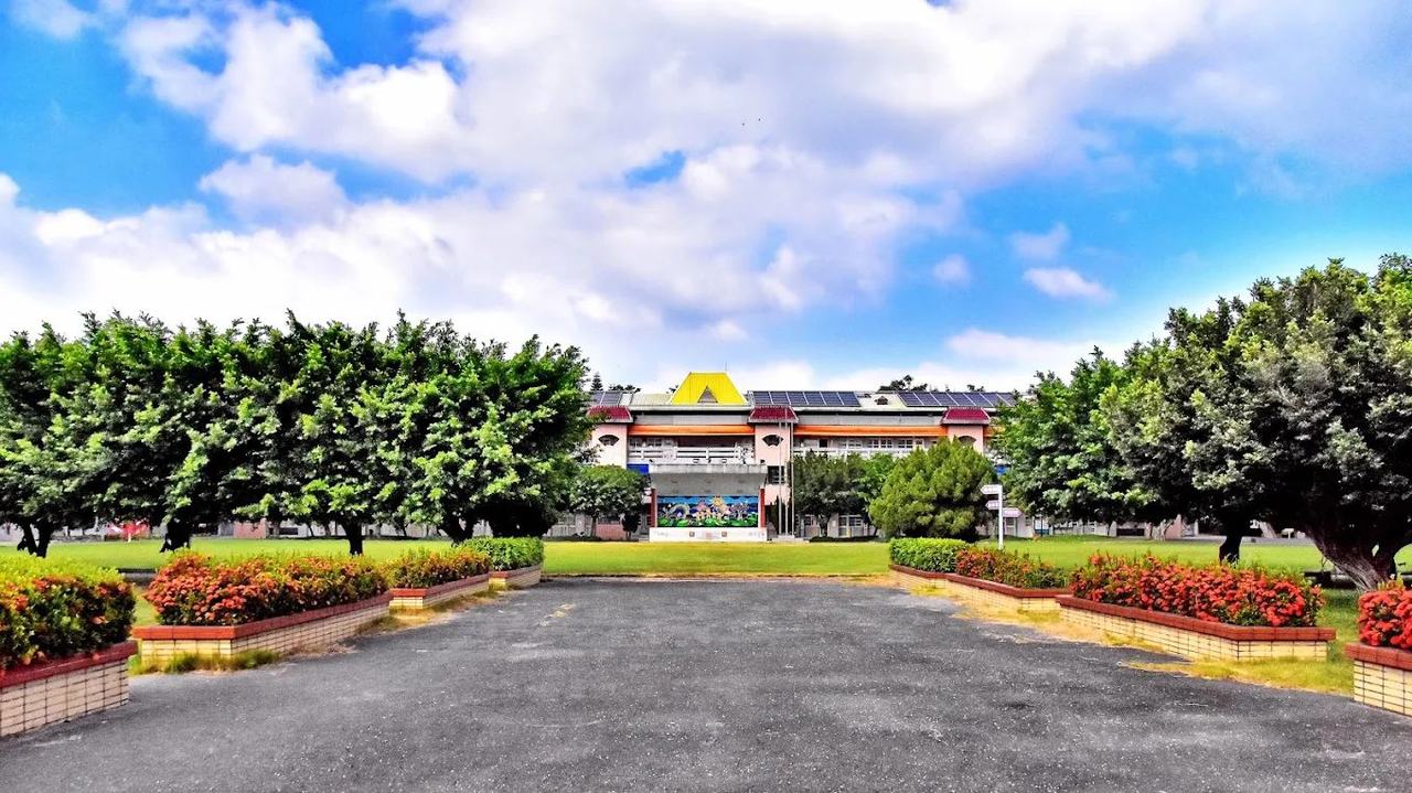 螺陽國小校門通道與花圃