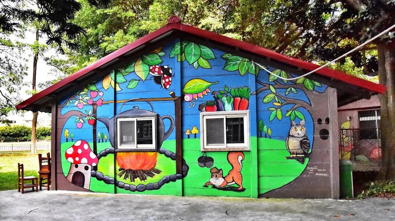 螺陽國小彩繪小屋 A painted reading cabin on the Luoyang campus