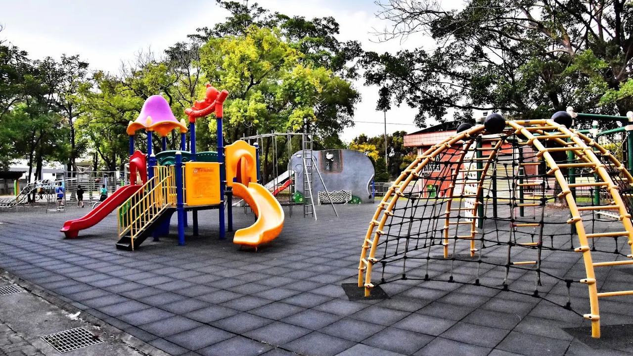 螺陽國小遊戲場的溜滑梯與攀爬網 Luoyang Elementary playground