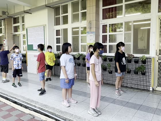 排隊（line up）——路上國小實拍
