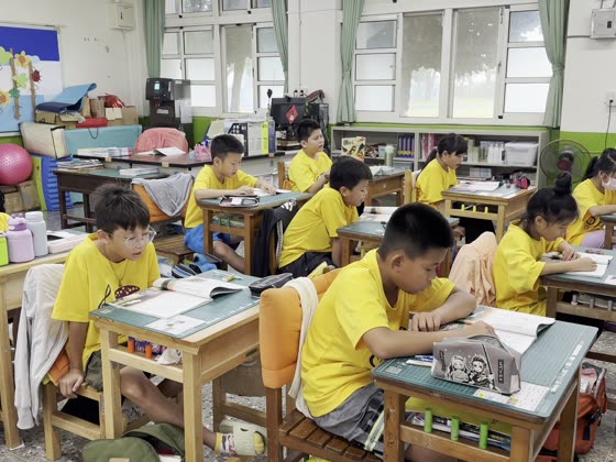 書桌（desk）——路上國小實拍