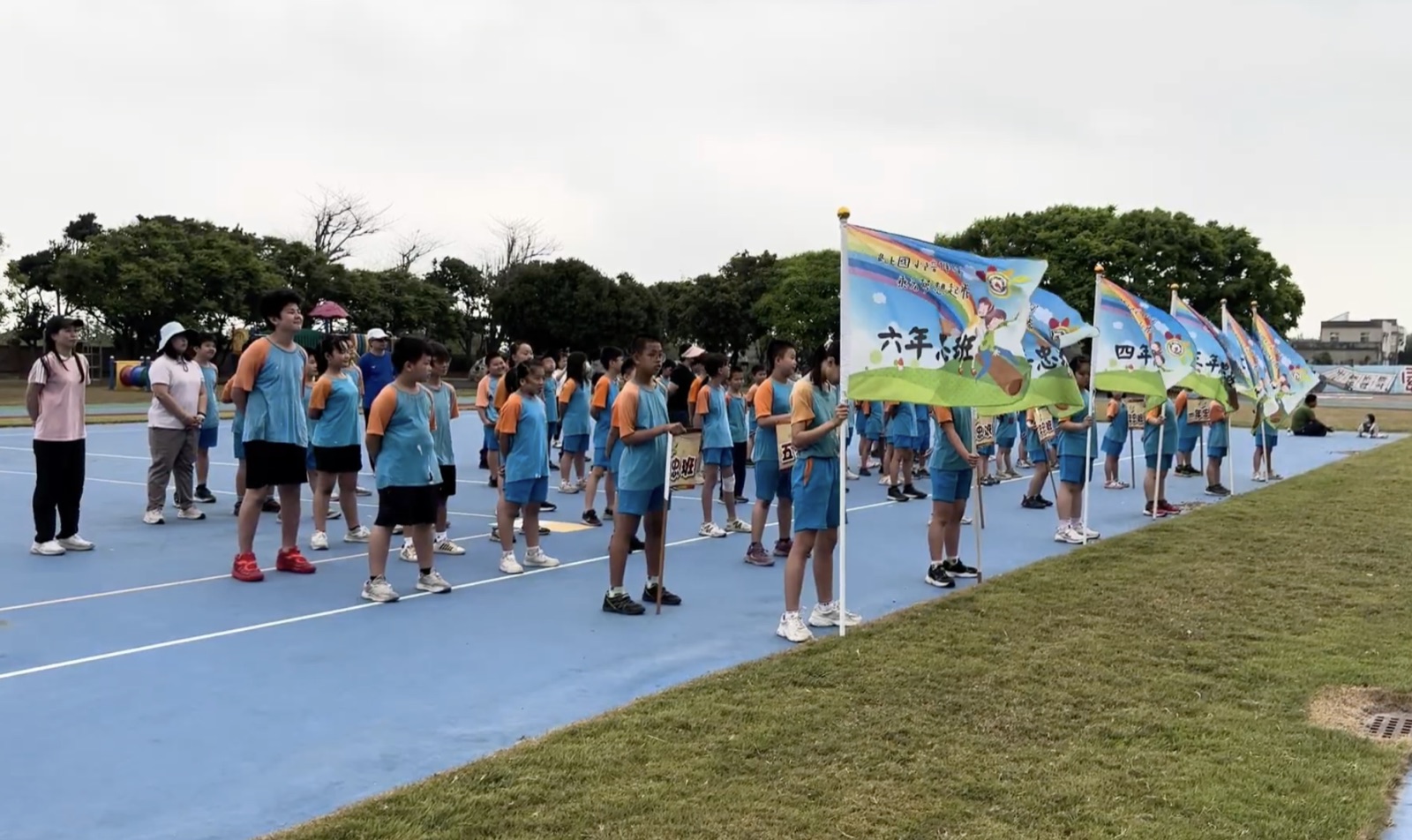 Students parading with class flags at Lushang's 104th anniversary