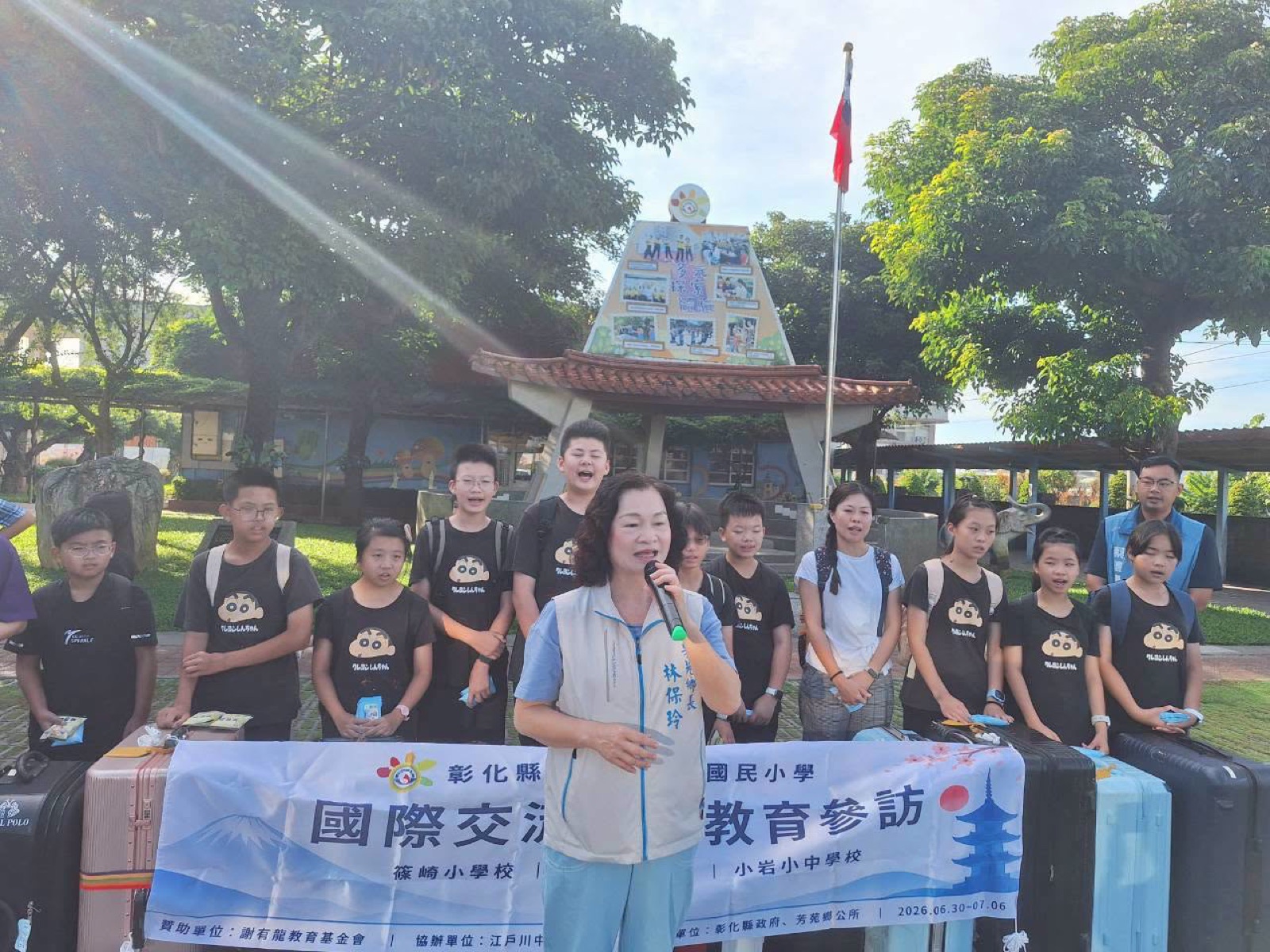 Fangyuan Township Mayor Lin Bao-ling presents the flag at the departure ceremony