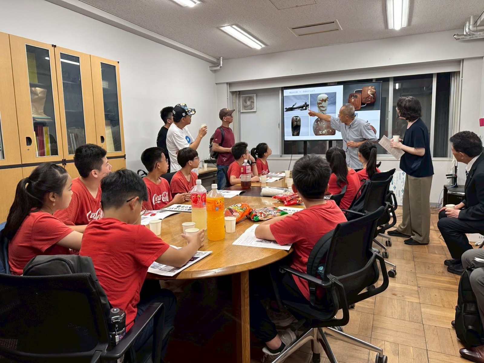 Professor Nagahama Masahiko presents Tokyo University of the Arts to Lushang students