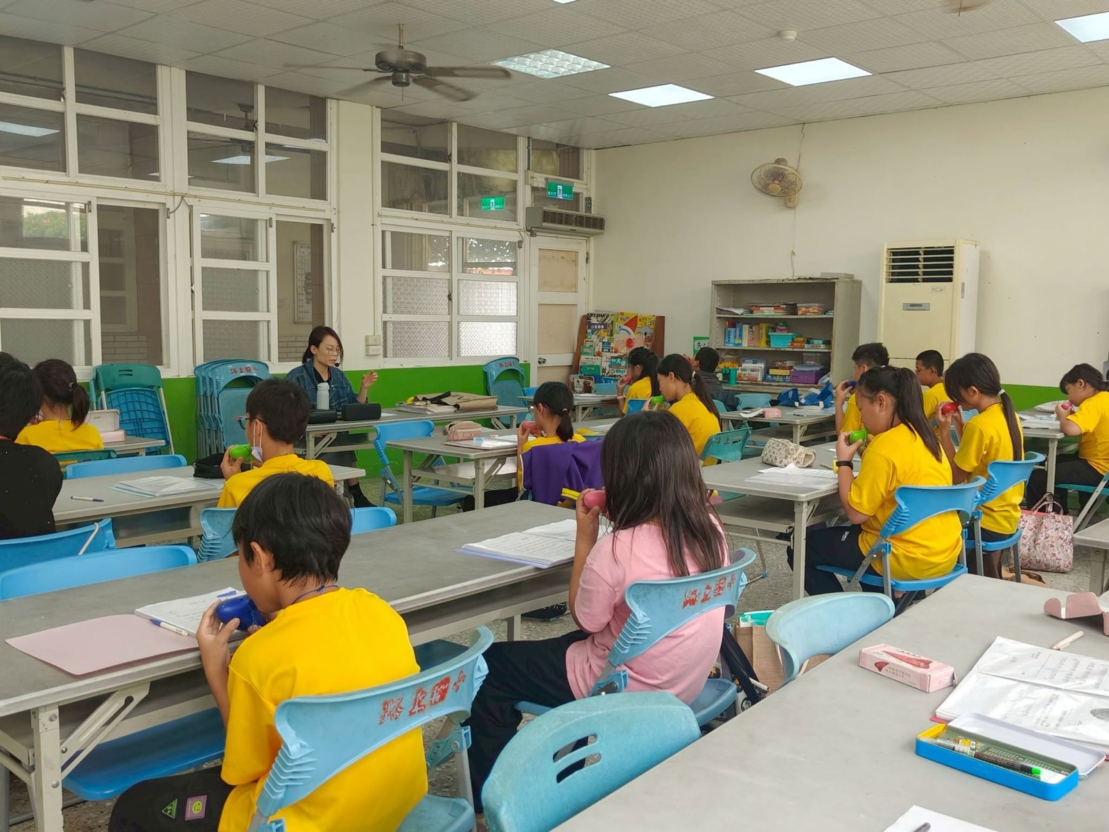 Lushang Elementary students practicing ocarina in class · 路上國小陶笛社團上課實況