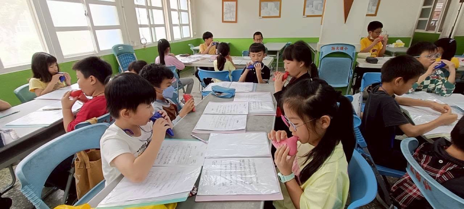 Lushang Elementary students practicing ocarina together · 路上國小學生一起練習陶笛