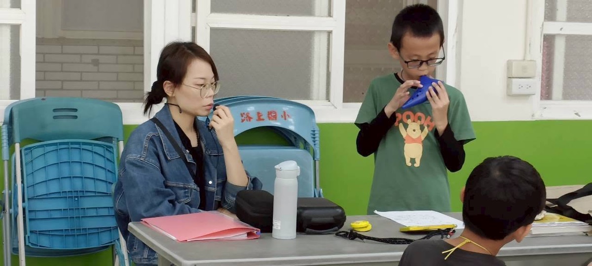 Ms. Liao Wan-Ju teaching a student · 廖婉茹老師指導學生