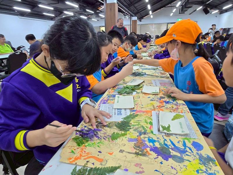 Lushang students making leaf-print artwork