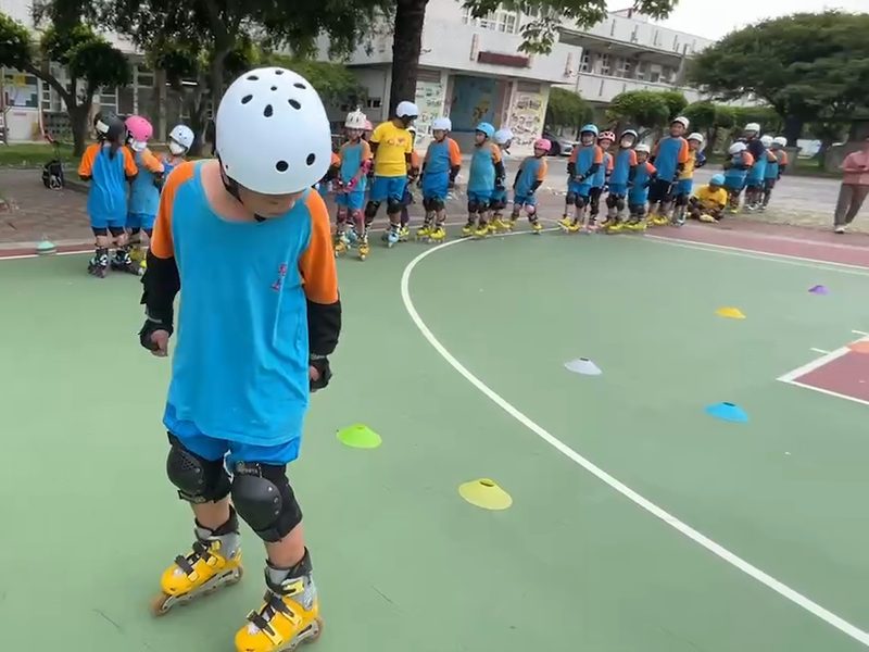 A student practicing skating backward · 倒退滑
