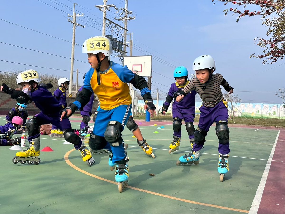 Club members racing across the court · 社員在球場上衝刺