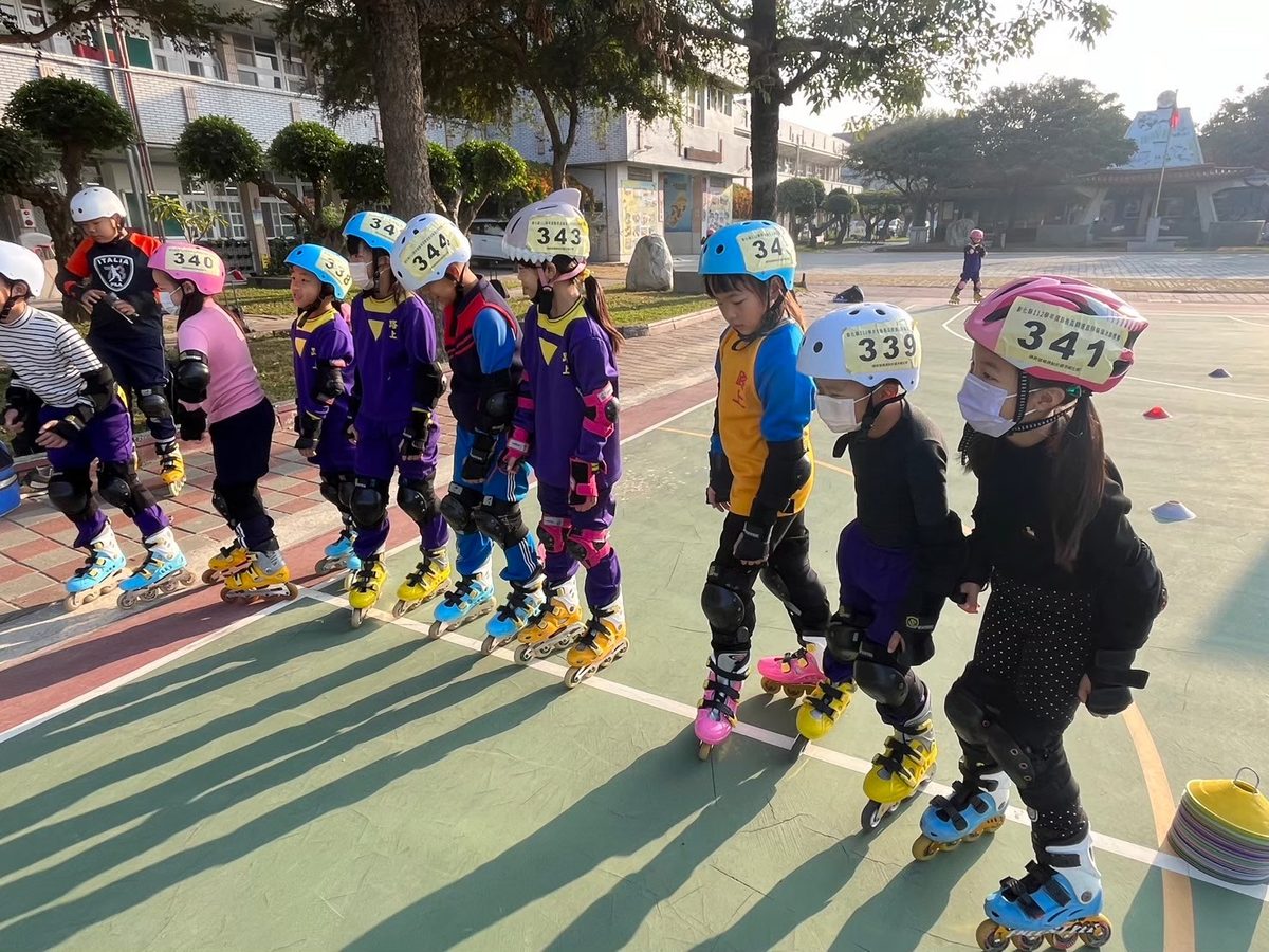 Club members lined up in their helmets and pads · 社員戴好安全帽與護具排隊