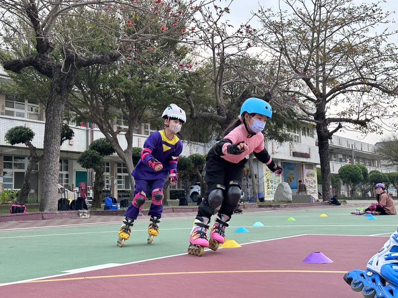 Two students gliding across the court · 滑行