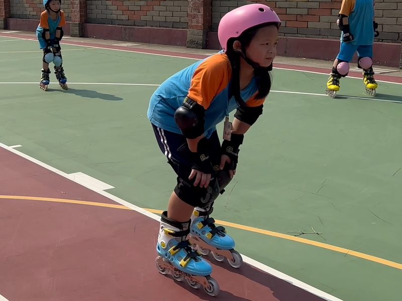 Students in the ready position with their knees bent · 預備姿勢