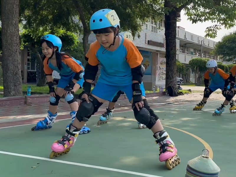 The student sliding both feet out wide · 腳打開