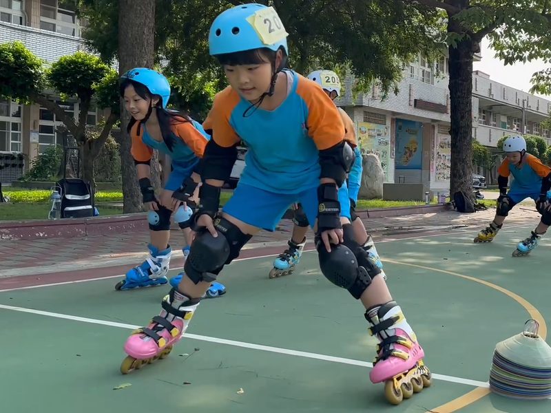 The student turning her front wheels in to stop · 前輪收