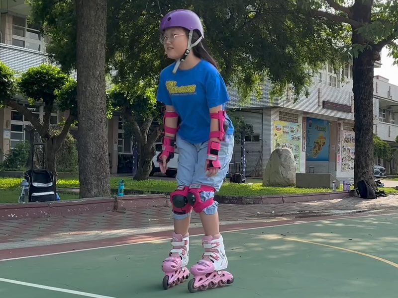 A student coming to a stop on the court · 停下來（煞車）