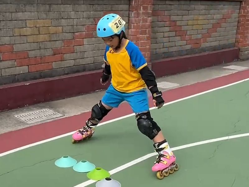 A student opening her skates out in a swizzle · 開合（葫蘆步）