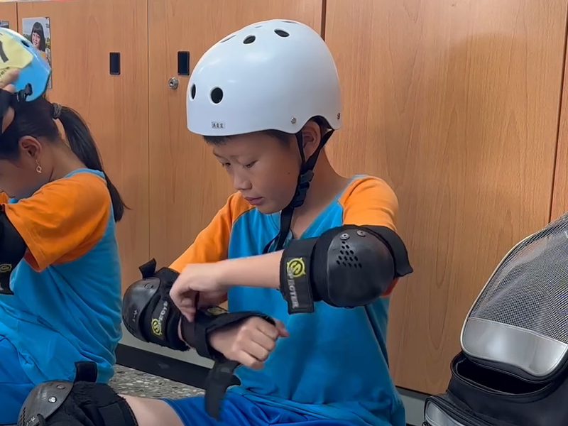 A student strapping on a wrist guard · 護腕