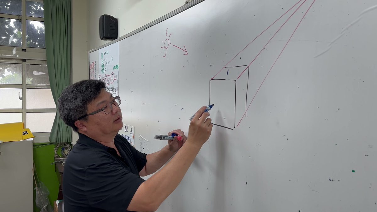 Mr. Chu drawing a cube with perspective lines on the whiteboard · 朱老師在白板上畫出透視線與正方體