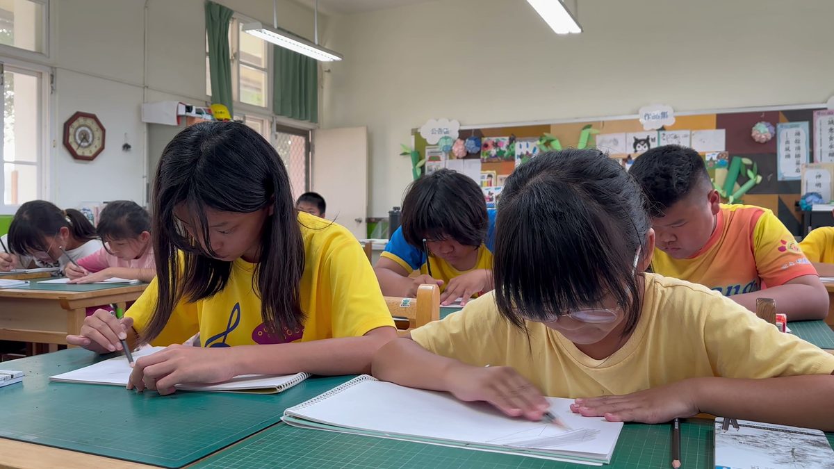 Students shading their cube drawings · 學生為正方體畫上明暗