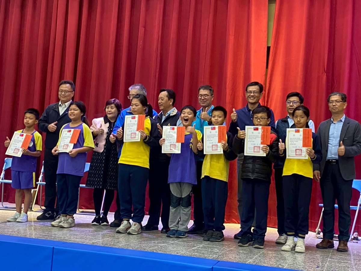 美豐學生領獎合影 Mei Feng students receiving awards on stage
