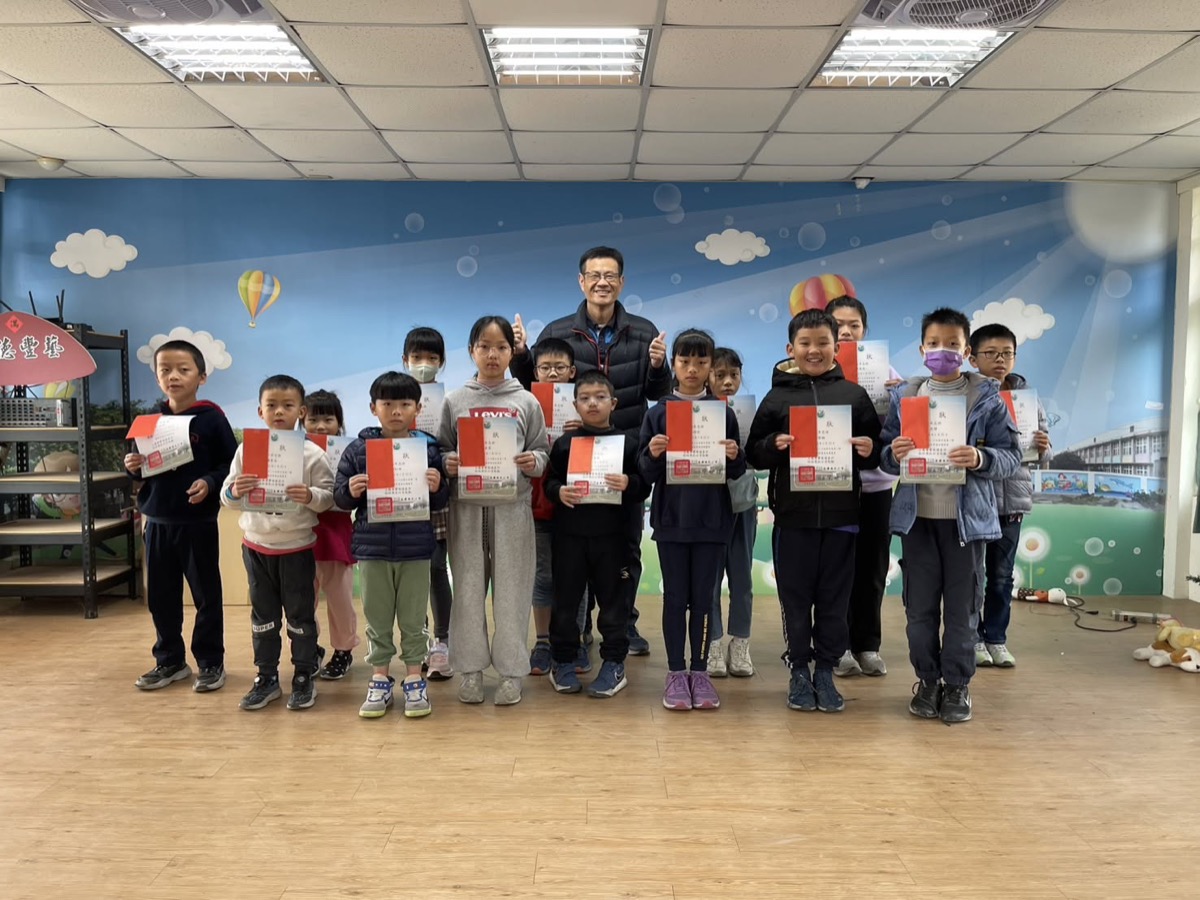 范世強校長與獲獎學生合影 Principal Fan with award-winning students