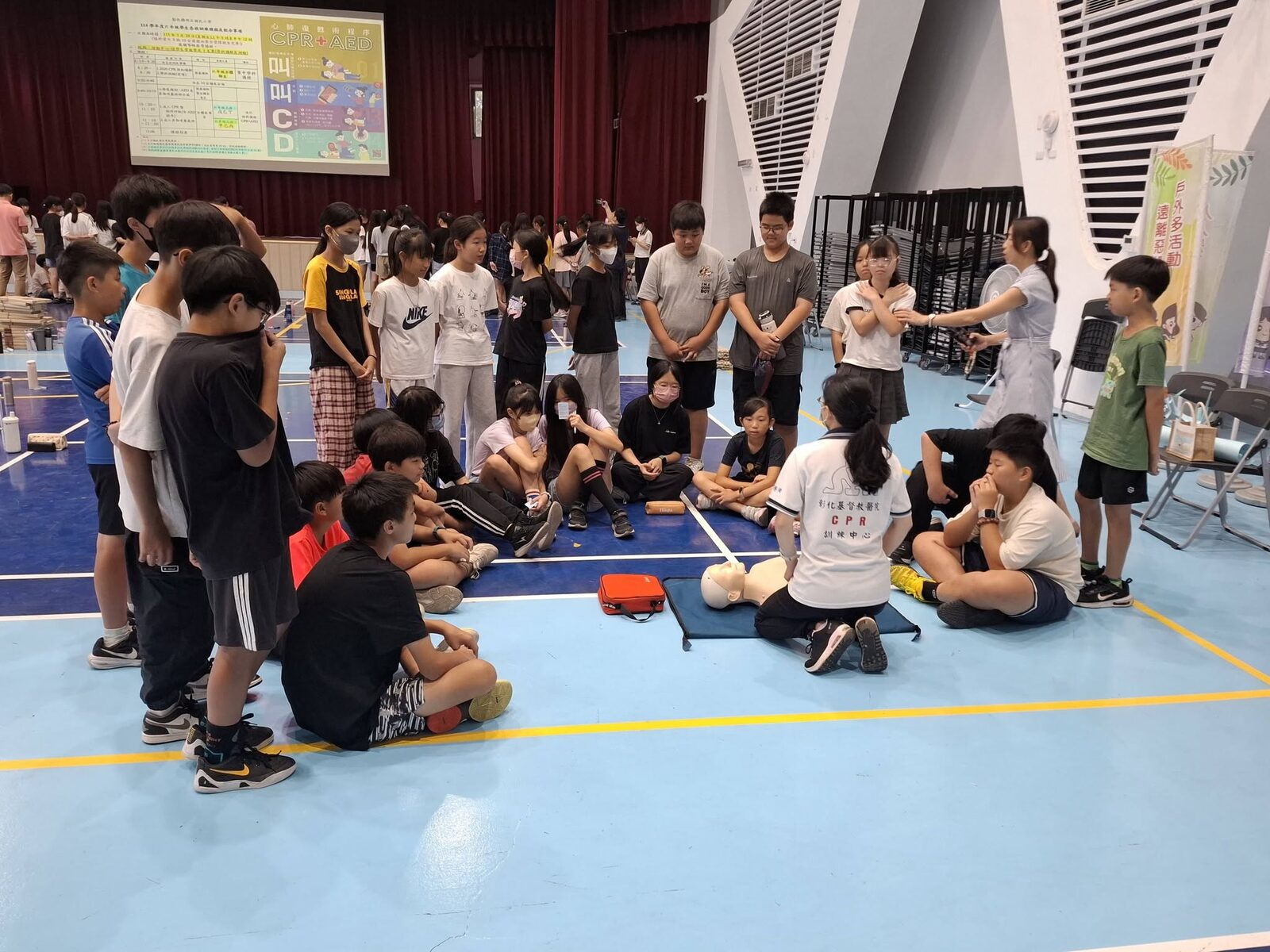 明正國小學生觀看CPR＋AED心肺復甦術程序簡報