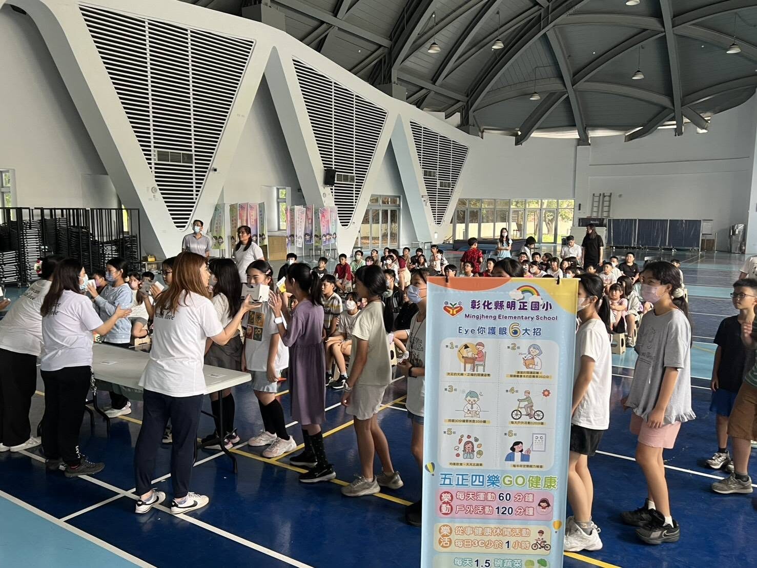 明正國小學生於活動中心參加眼睛探索VR任務護眼衛教活動