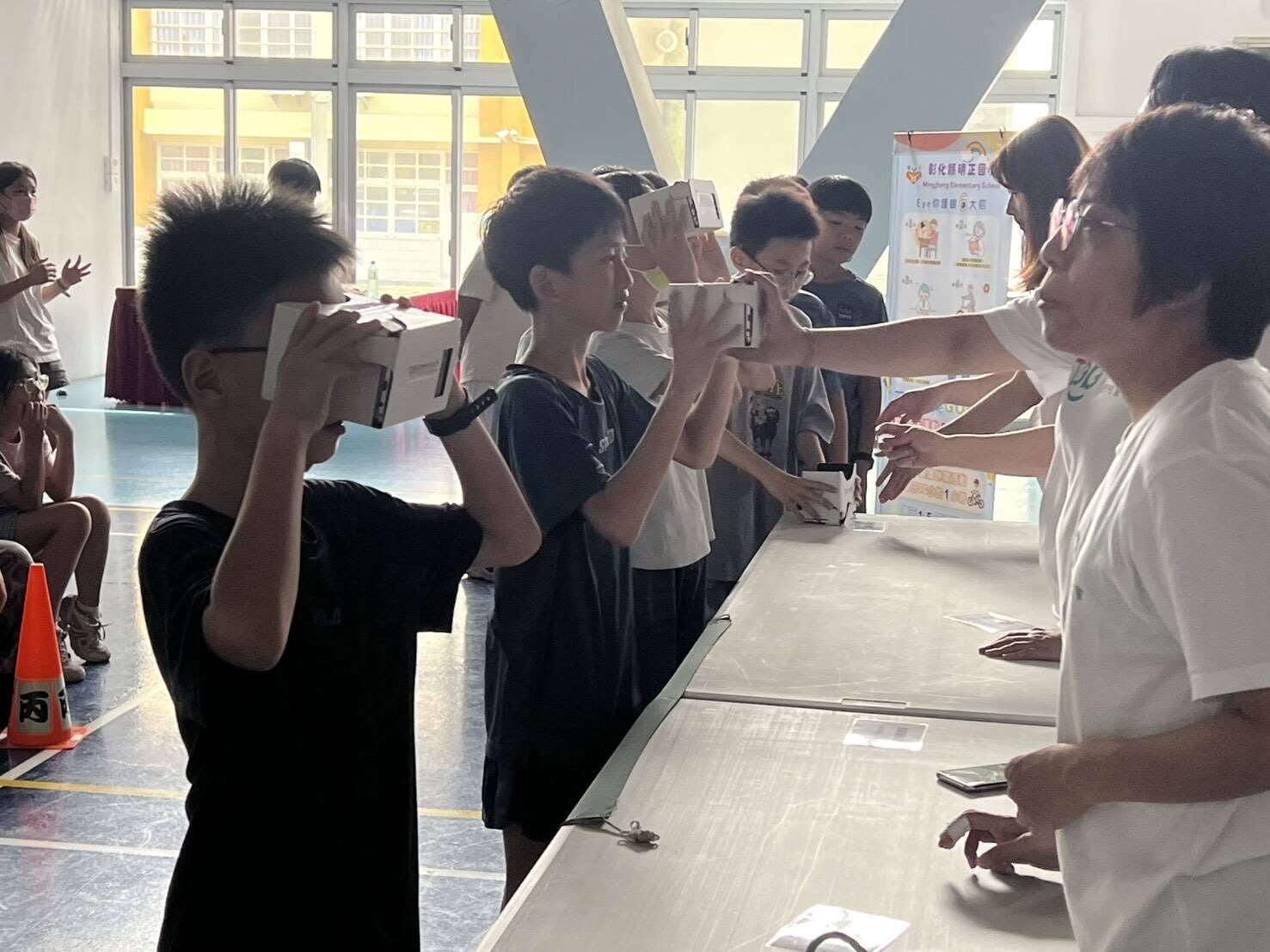 明正國小學生戴上VR眼鏡體驗眼疾世界