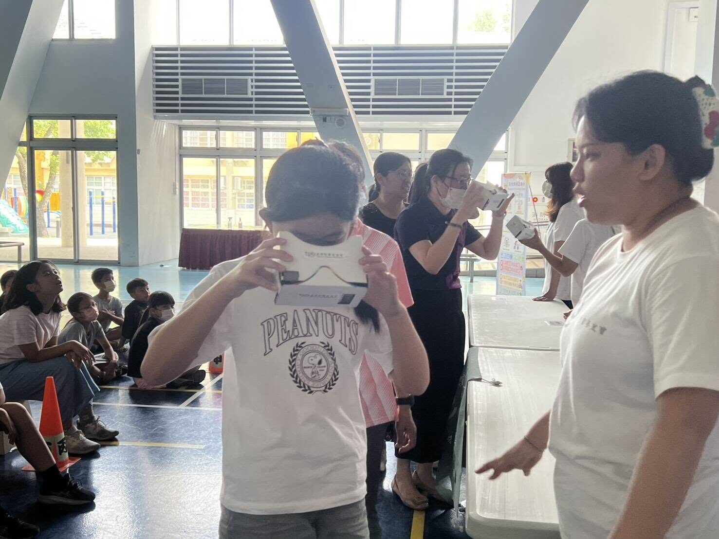 台灣防盲基金會衛教團隊向明正國小學生解說眼疾探索任務