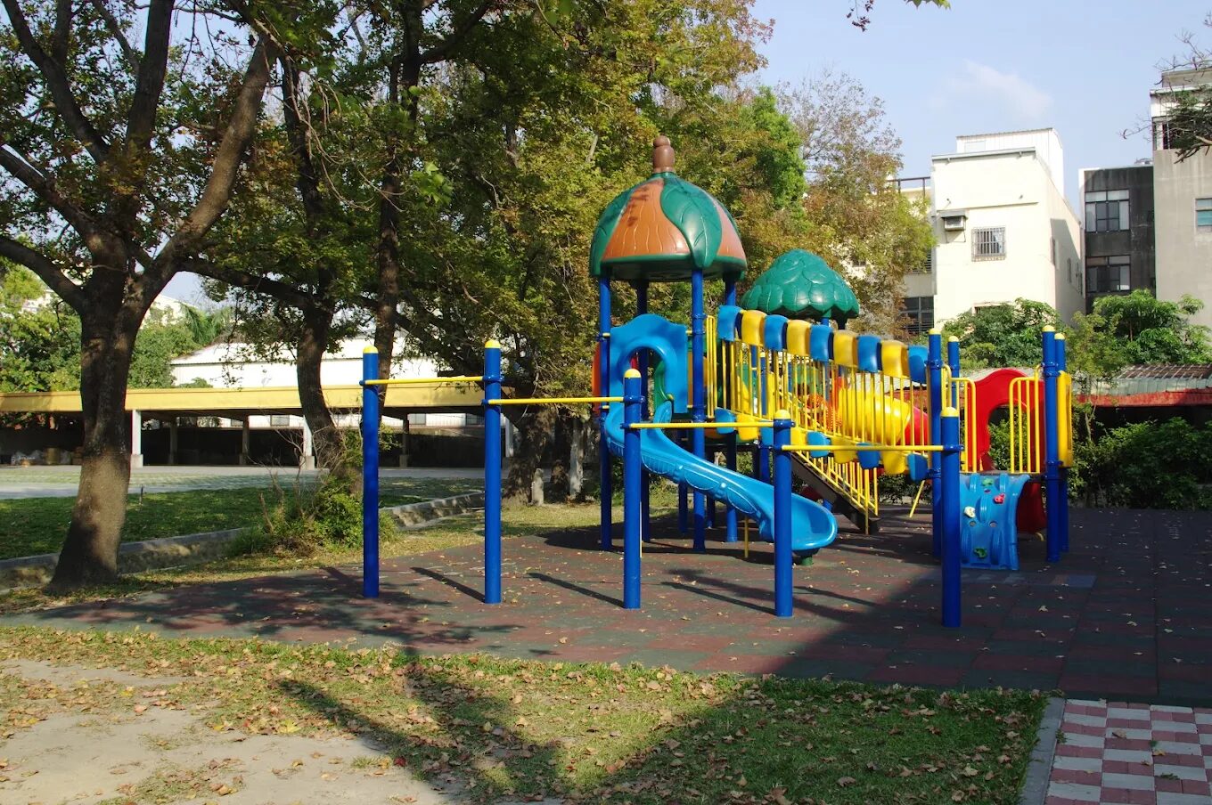 明正國小遊戲區遊具
