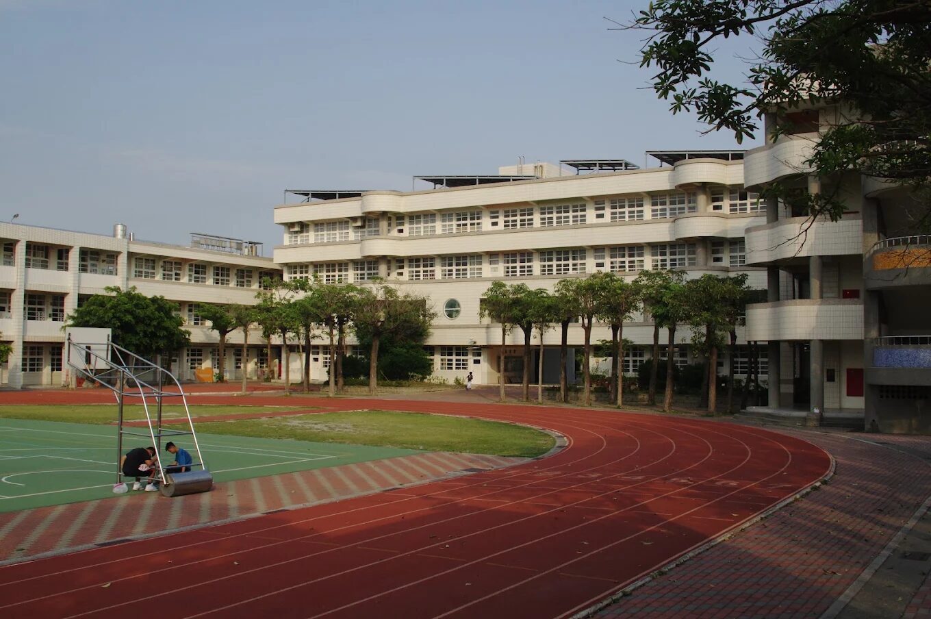 明正國小操場與跑道，藍天綠地