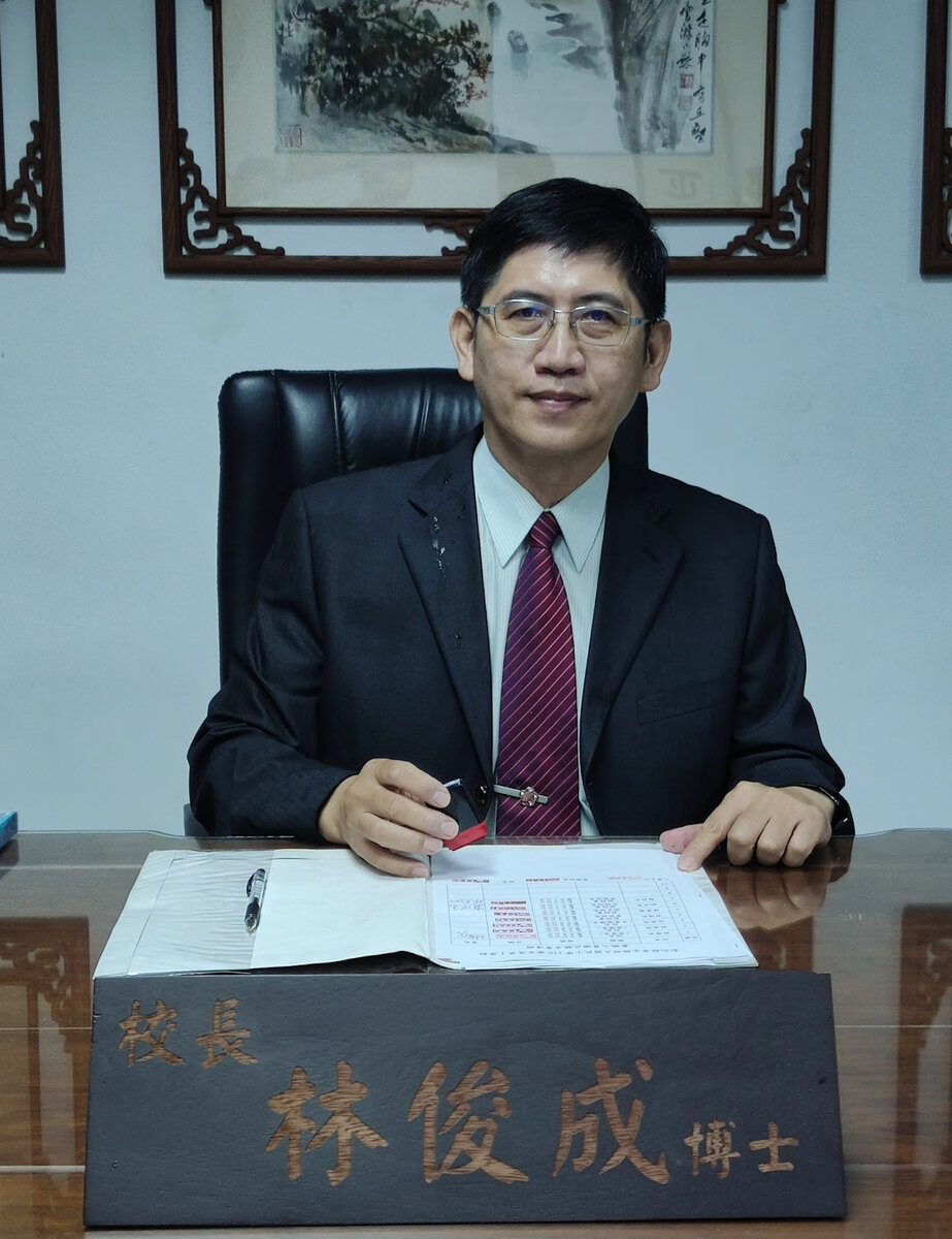 林俊成校長 · Principal Chun-Cheng Lin