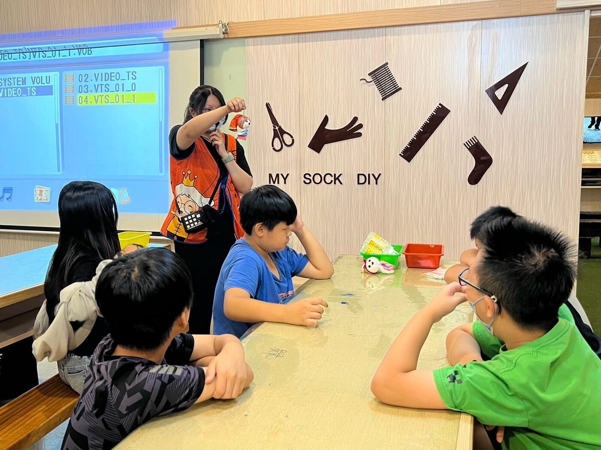 Students listening to a craft demonstration