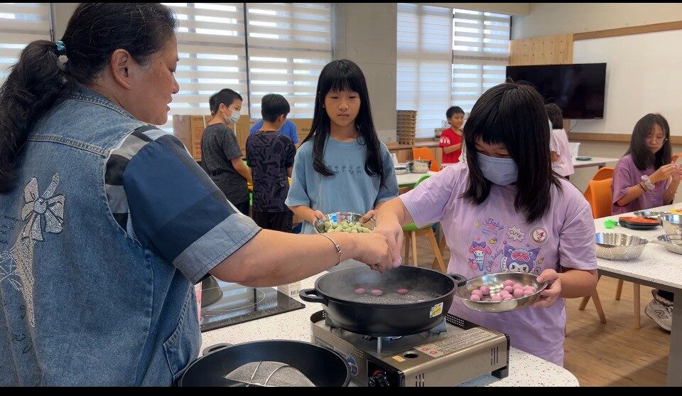 Students making five-color rice balls