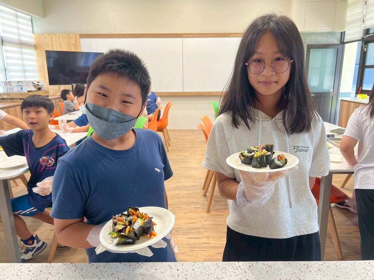 Students preparing ingredients together