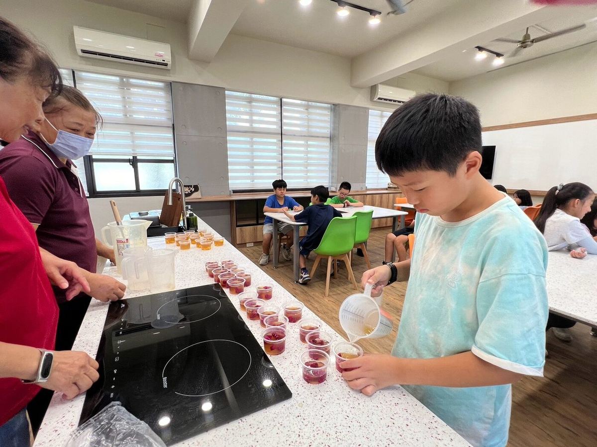 Students making dragonfruit and mango jelly