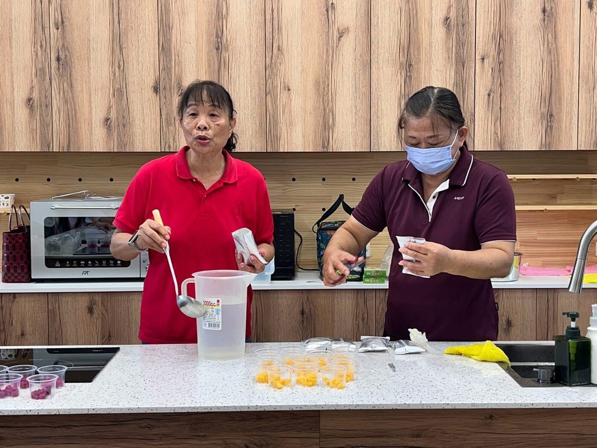 Students preparing dragonfruit jelly