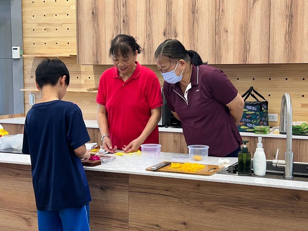 Students making fruit jelly together