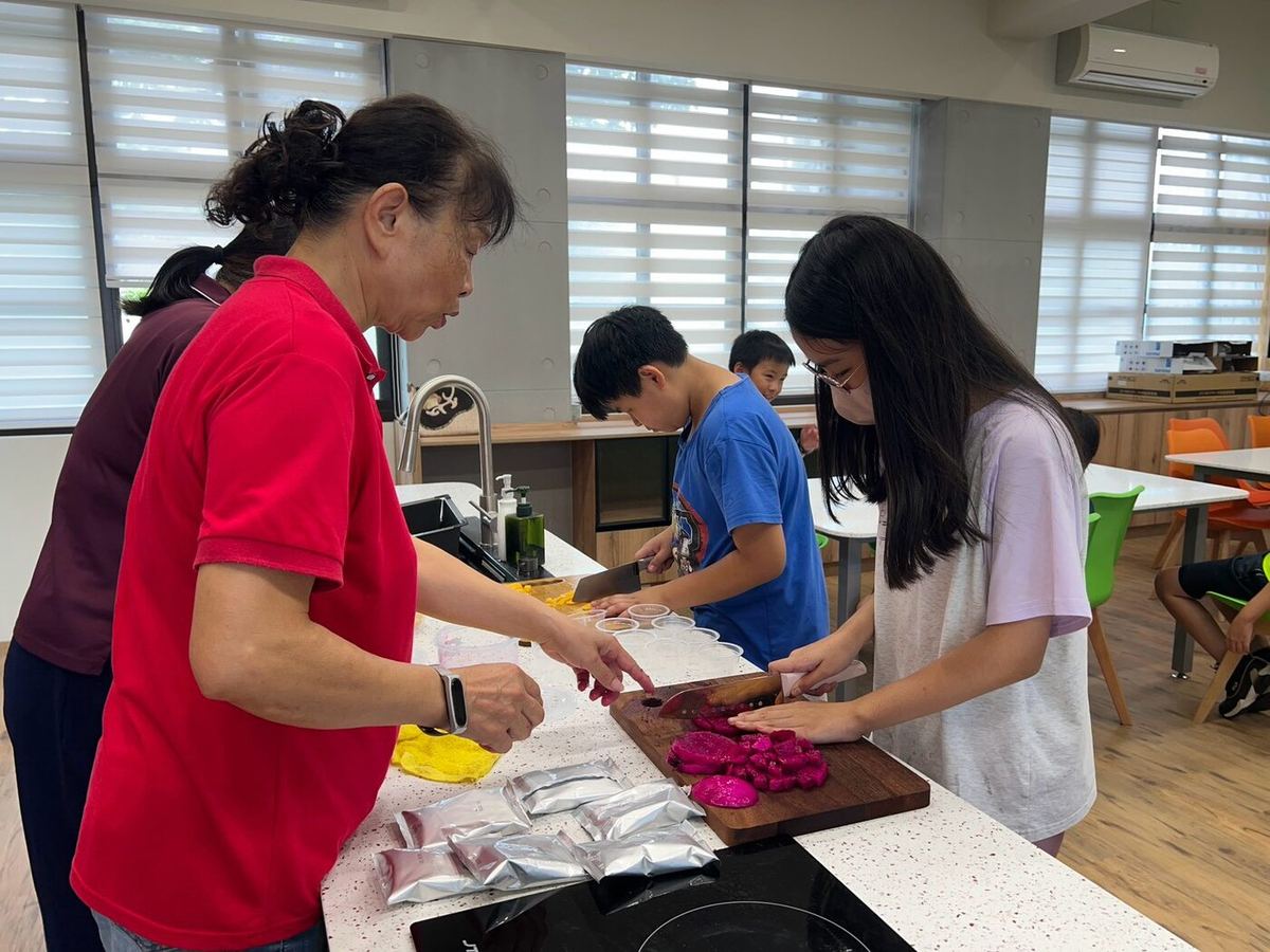 Students making fruit jelly together