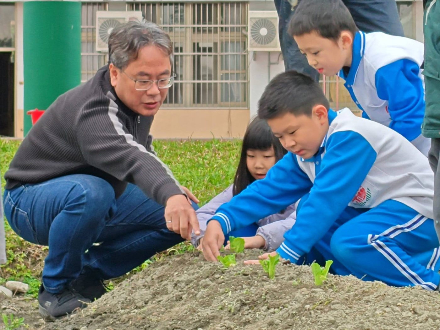 明禮國小師生在校園菜圃一起種植菜苗 Mingli students planting seedlings in the school garden