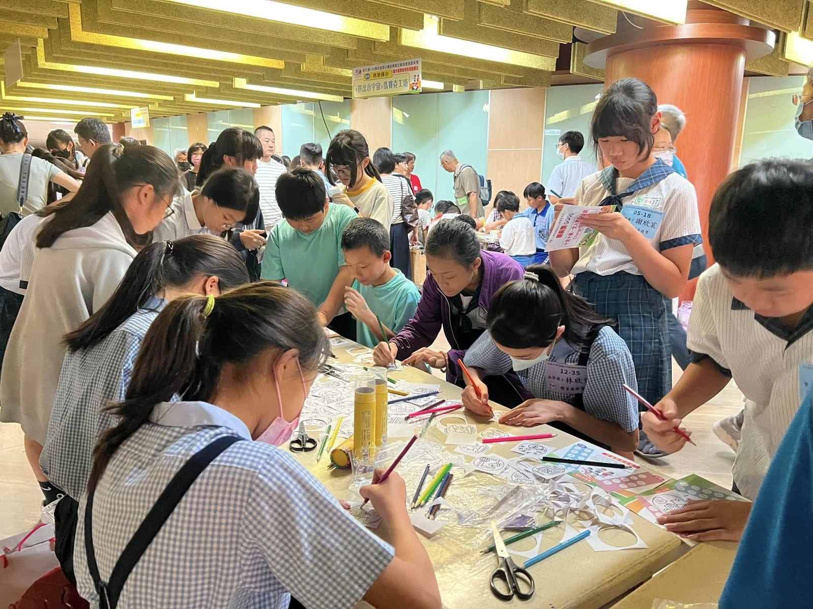 明禮國小學生在縣長獎頒獎典禮的綠色永續展攤 Mingli students at their green showcase booth during the Magistrate's Award ceremony