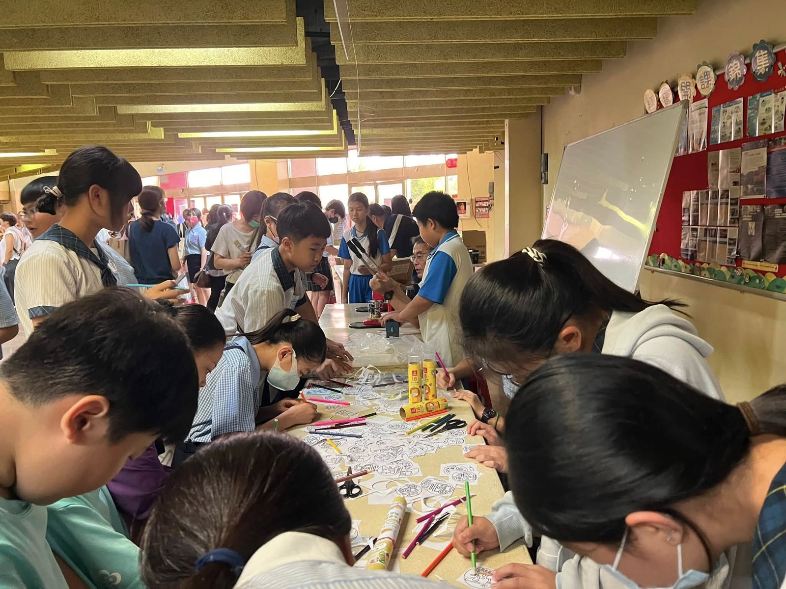 參觀者在明禮綠色展攤動手彩繪與體驗 Visitors trying the hands-on craft activities at the Mingli green booth