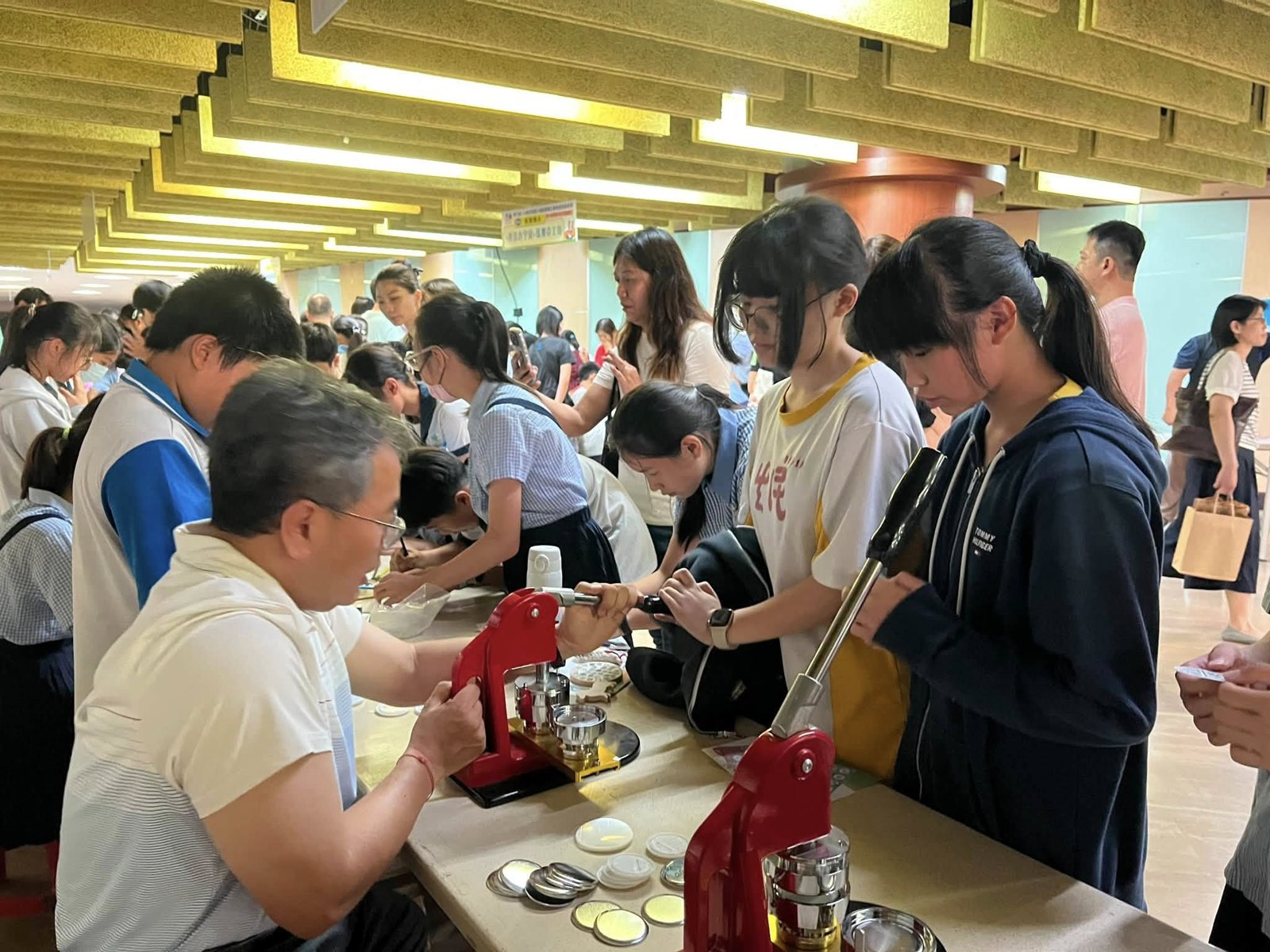 明禮學生向民眾介紹永續理念 Mingli students explaining sustainability ideas to the public