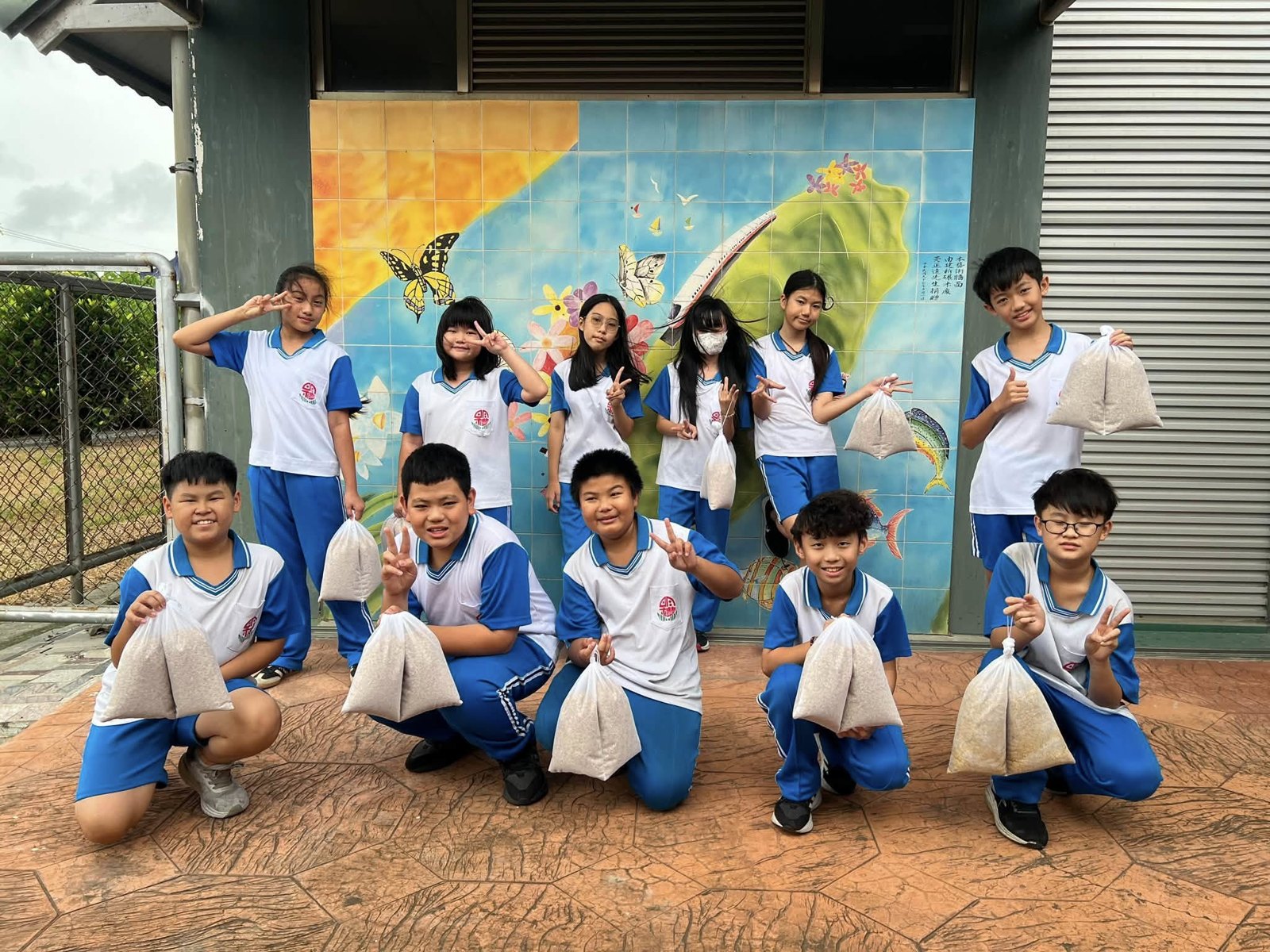 明禮國小學生展示親手做的植萃舒壓午安枕 Mingli students with their handmade herbal nap pillows