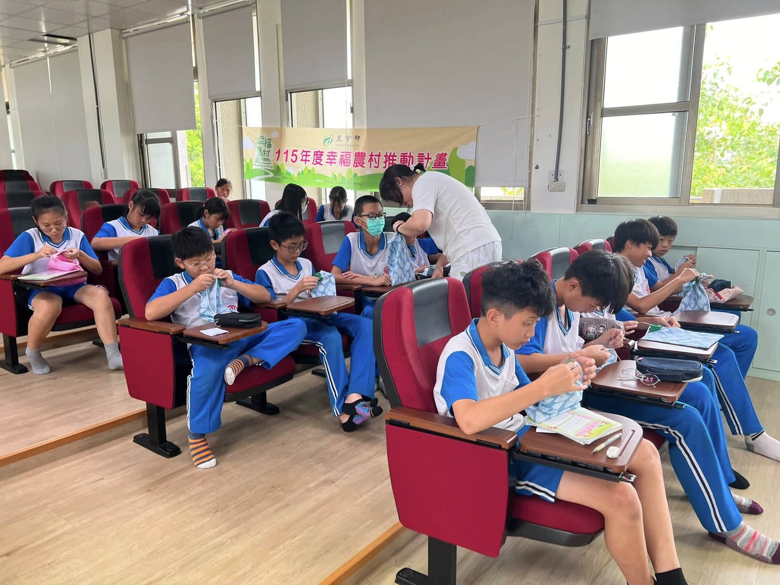明禮學生在教室專心縫製午安枕 Mingli students sewing their nap pillows in class