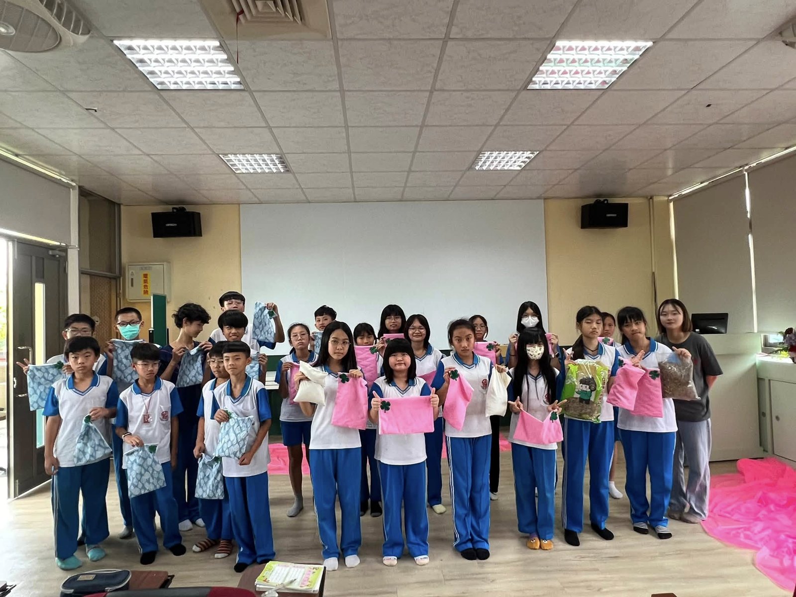 學生展示完成的植萃午安枕 Students showing off their finished herbal pillows