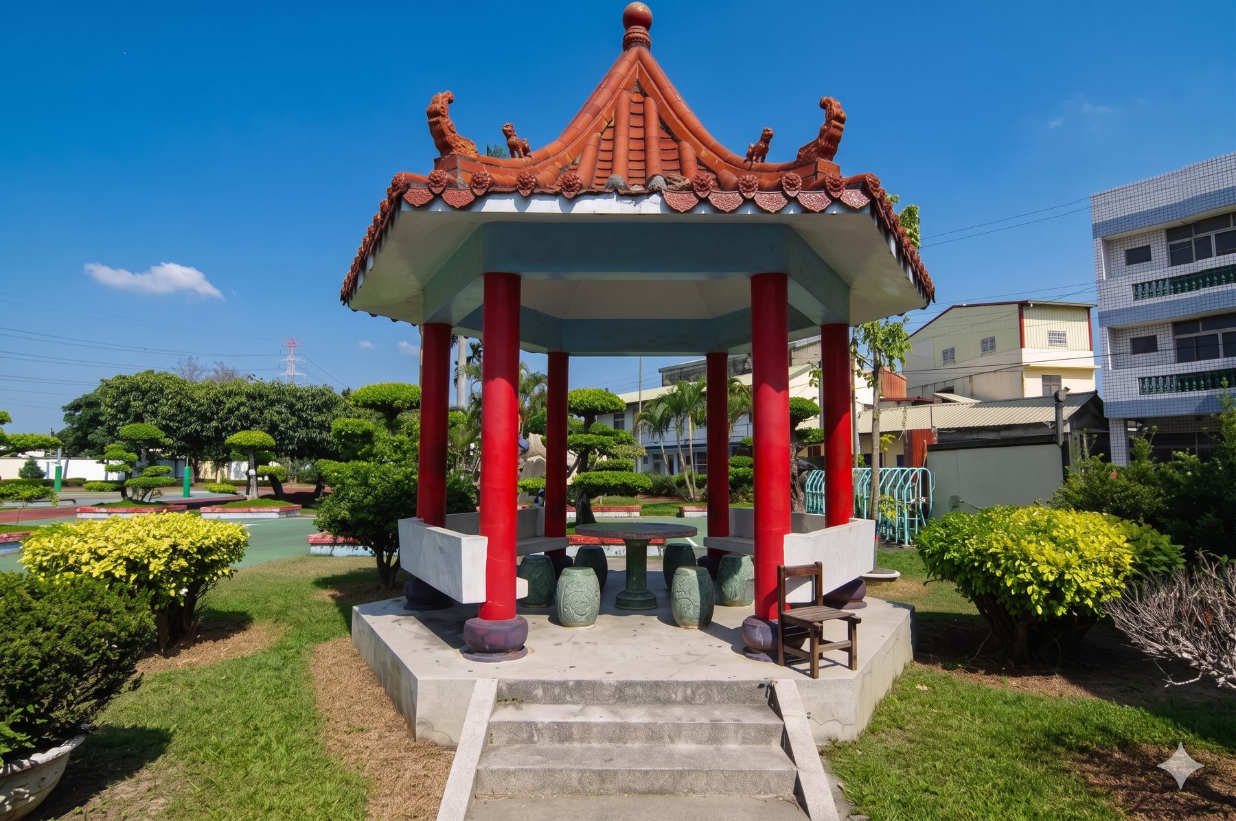 明禮國小校園裡的紅柱涼亭 The red-pillared pavilion on the Mingli Elementary campus