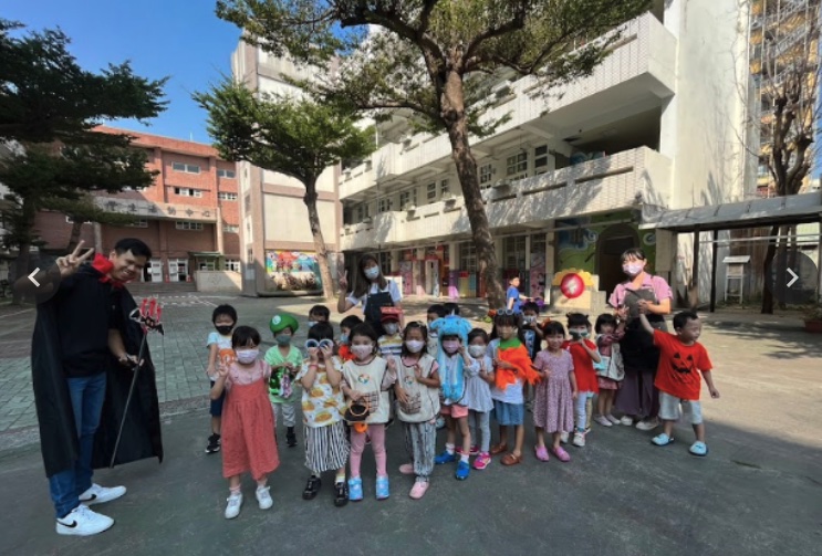 Halloween costumes and games · 萬聖節變裝活動