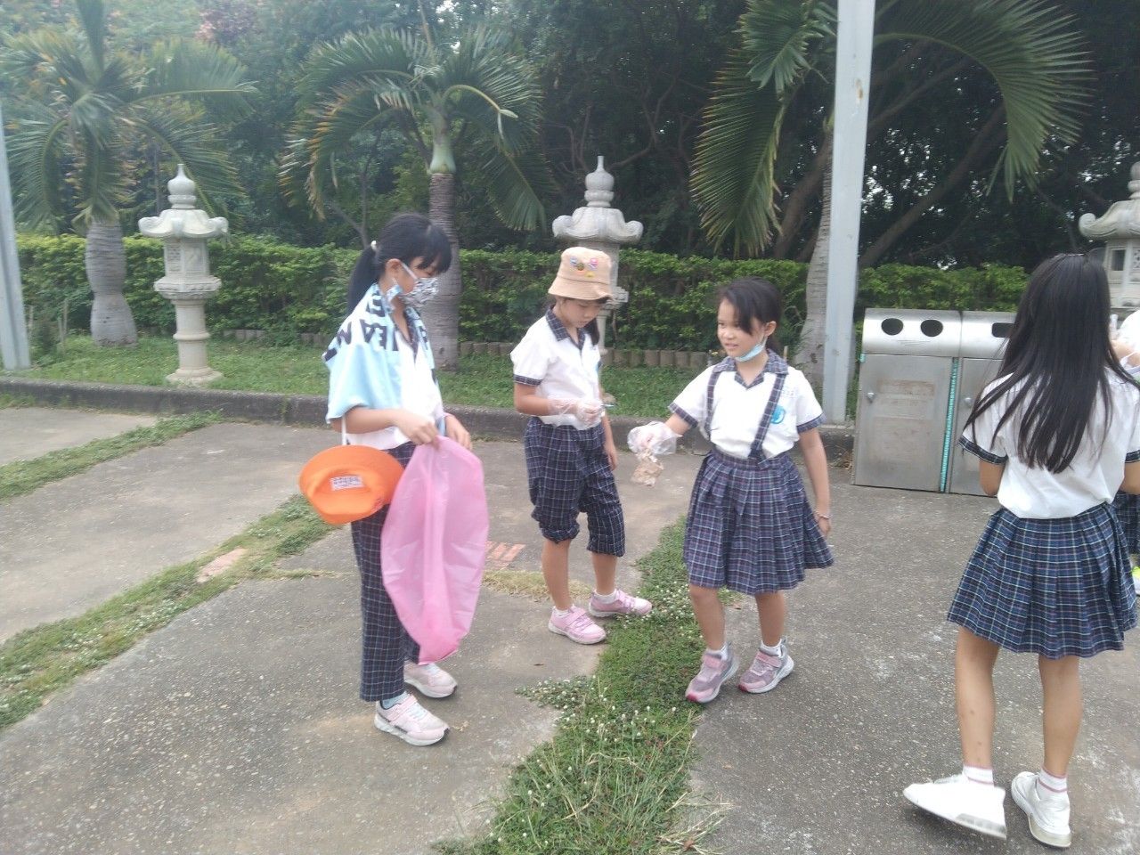 Hometown Mountain Cleanup · 愛護家鄉淨山服務學習